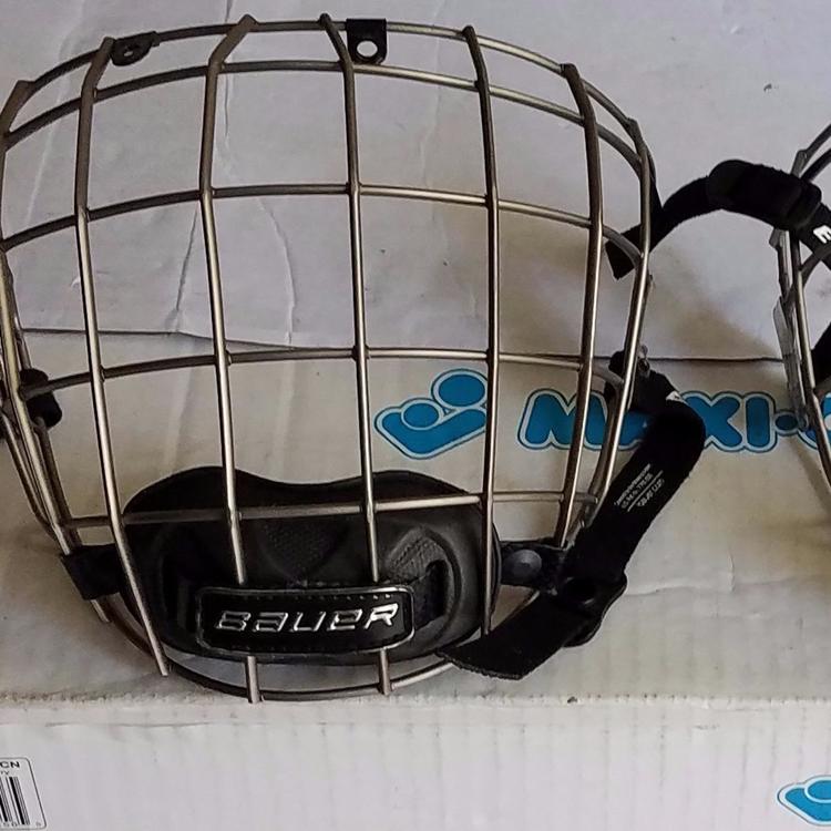 Bauer reakt titanium cage medium SOLD Hockey Cages, Visors