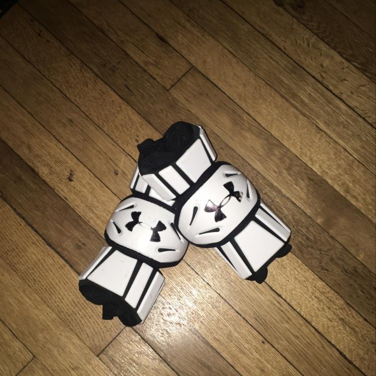 Under Armour Revenant Elbow Pad/ White SidelineSwap