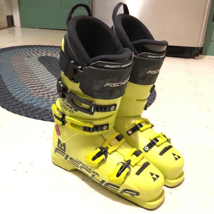 Fischer Vacuum RC4 Pro 130 | SOLD | Skiing Boots | SidelineSwap