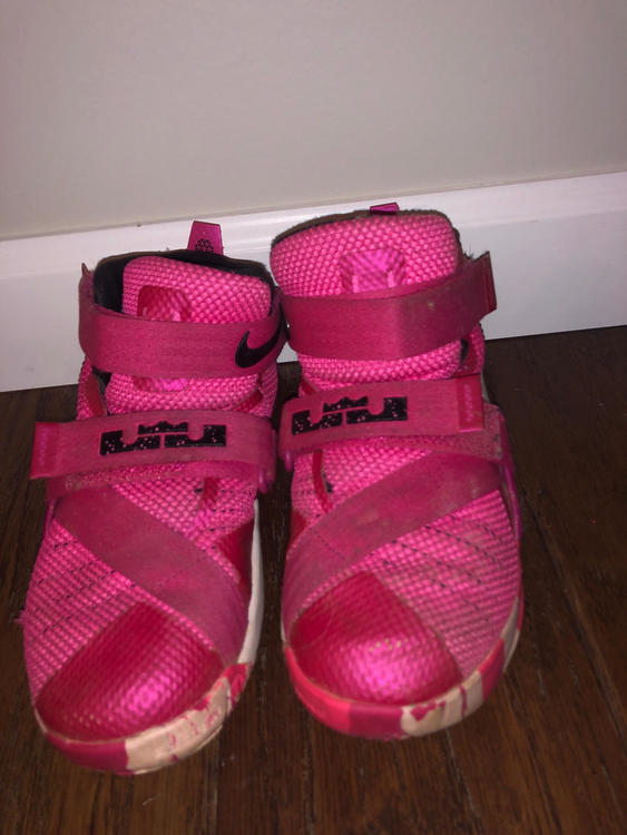 lebron james breast cancer shoes