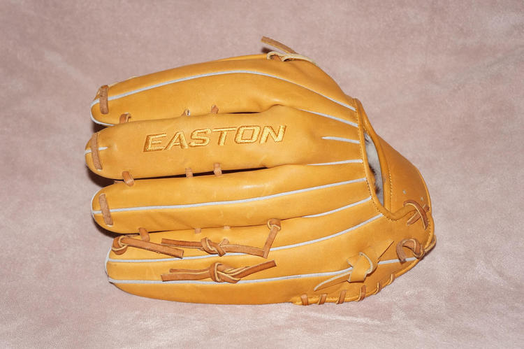 Easton Small Batch 33 F73KP Fielding Glove RHT 12.75/"