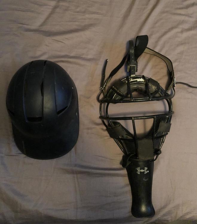 Easton 2Piece Catchers Helmet Baseball Catcher's Protection