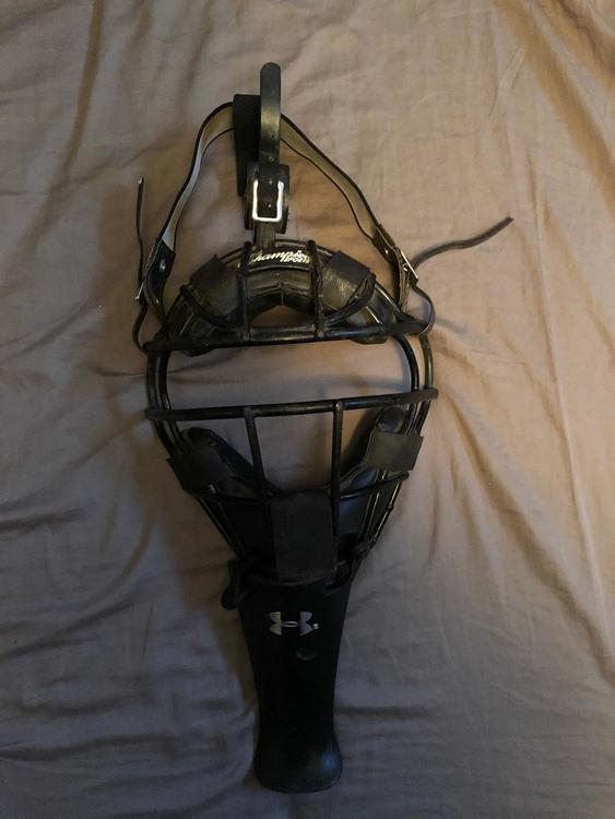 Easton 2Piece Catchers Helmet Baseball Catcher's Protection