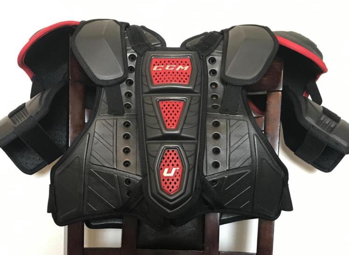 CCM U+ Crazy Light Shoulder Pads Senior Medium SidelineSwap