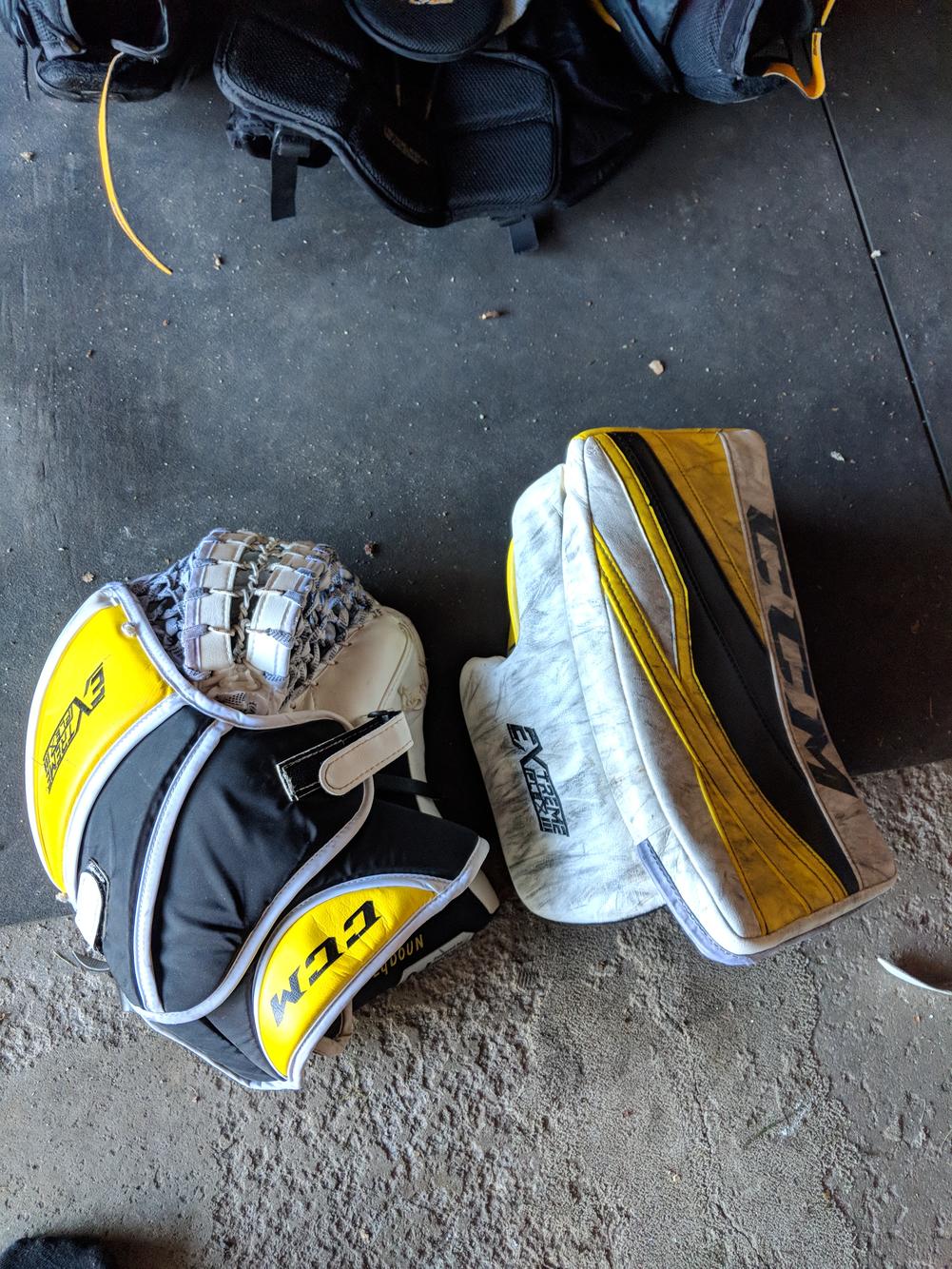 CCM Extreme Flex III Pro Goalie Glove & Blocker Regular Senior Pro