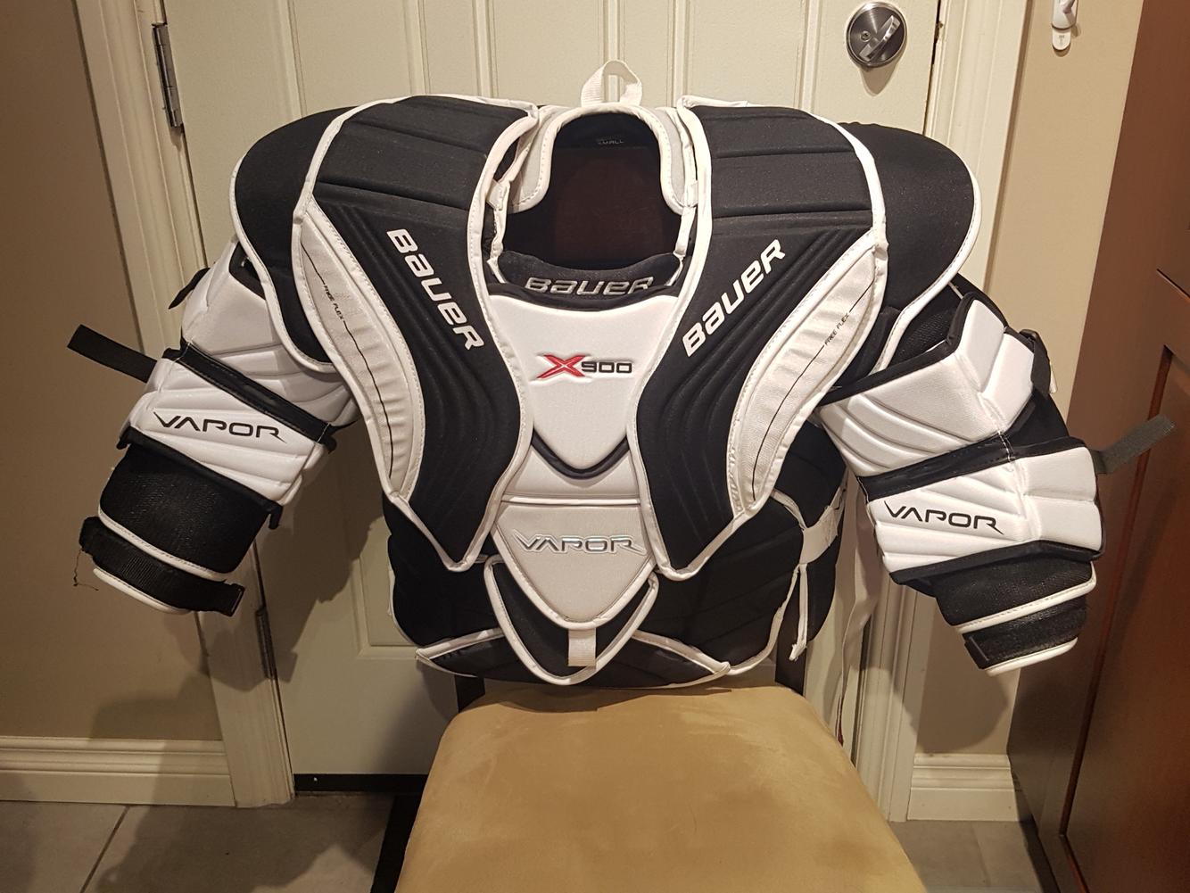 NEW Bauer Vapor X900 chest protector Senior Small SidelineSwap