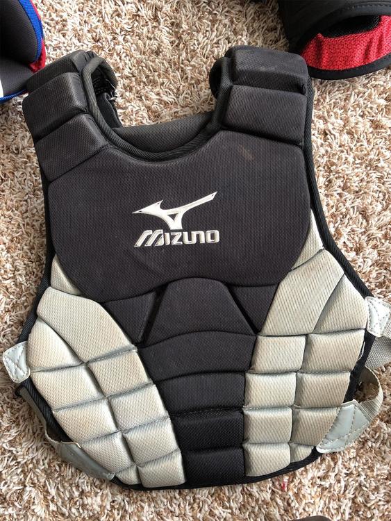 Mizuno Chest Protector Youth Size 14’ Baseball Catcher's Equipment