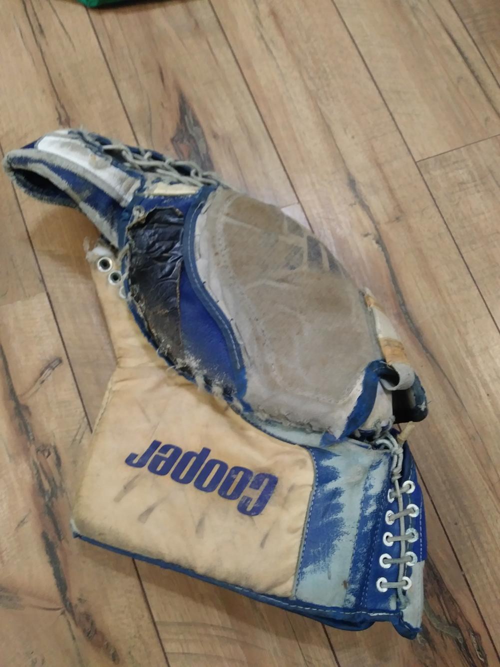 Cooper Goalie Glove/Catchmitt Regular Senior SidelineSwap