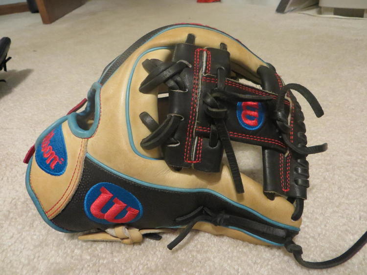 do all football players wear gloves