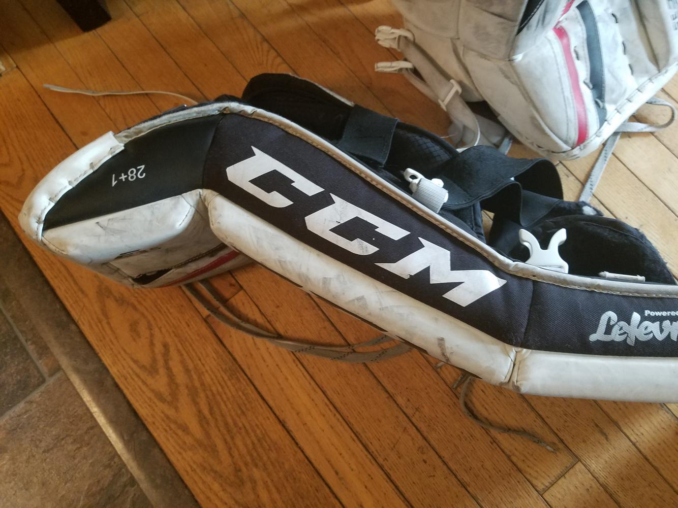 28" CCM Extreme Flex E3.5 Goalie Leg Pads Junior SidelineSwap