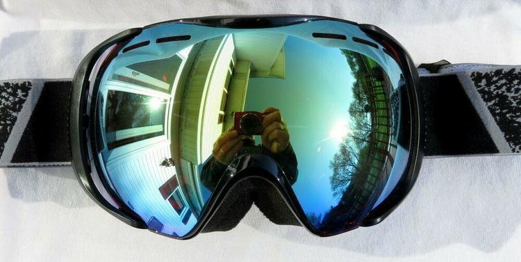 black reflective ski goggles