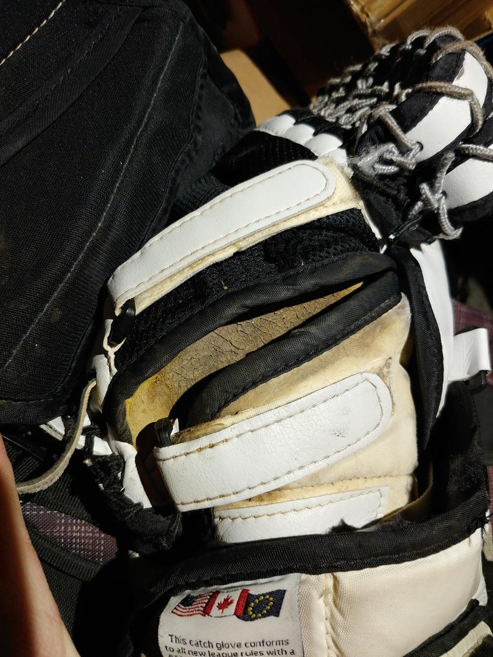 Vaughn Velocity V4 Goalie Gloves & Blockers Regular Senior SidelineSwap