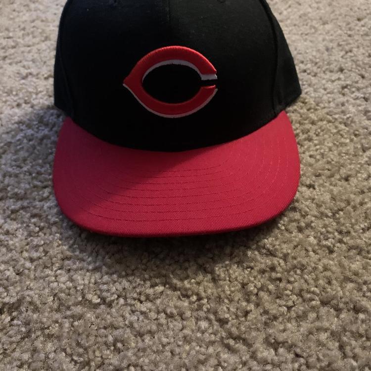 reds fitted hat