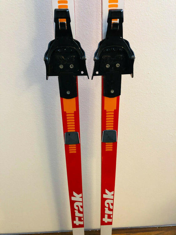 Trak T1400 Nordic Cross Country Waxless XC 210 cm. Asolo 3 Pin