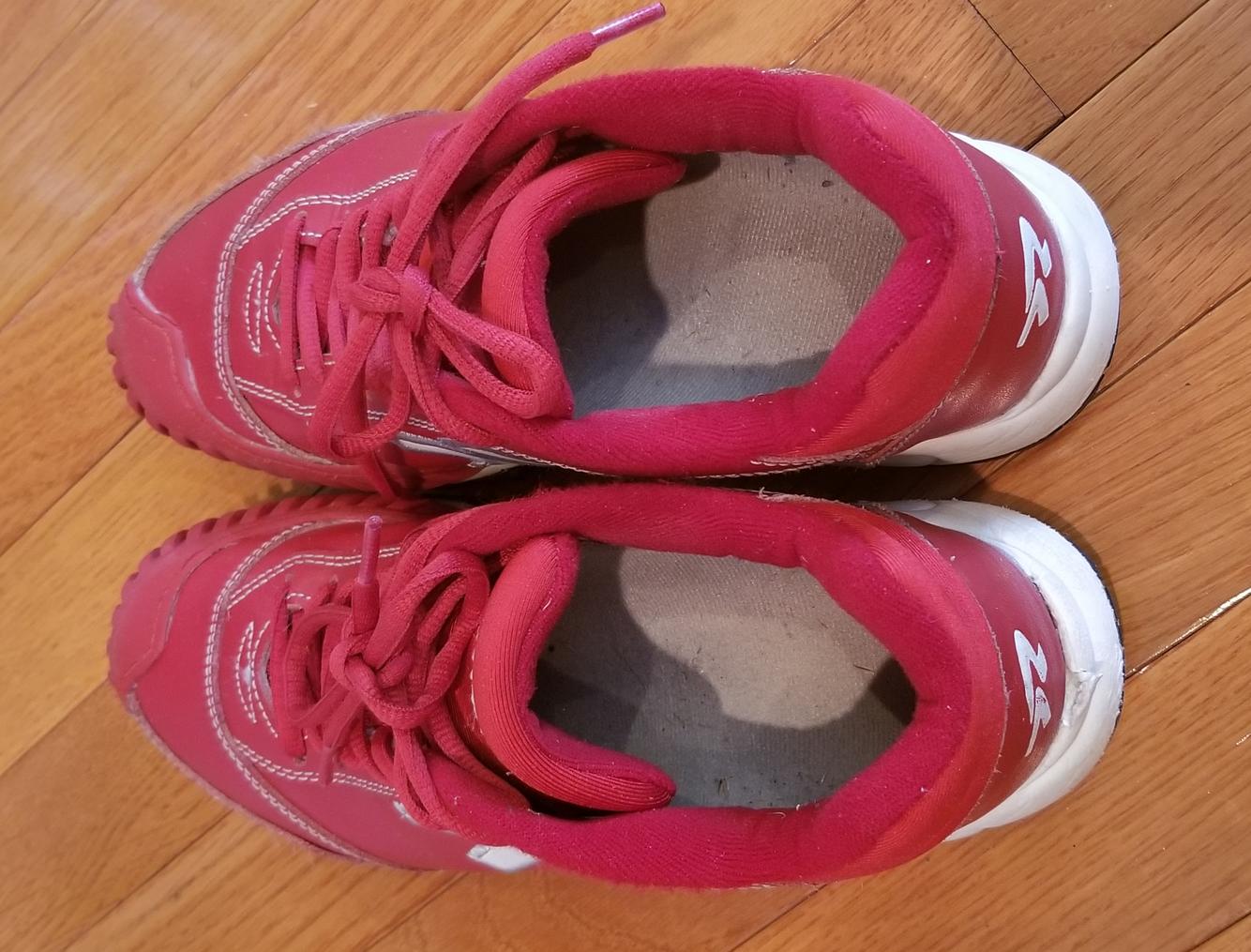 ringor turf shoes with pitching toe