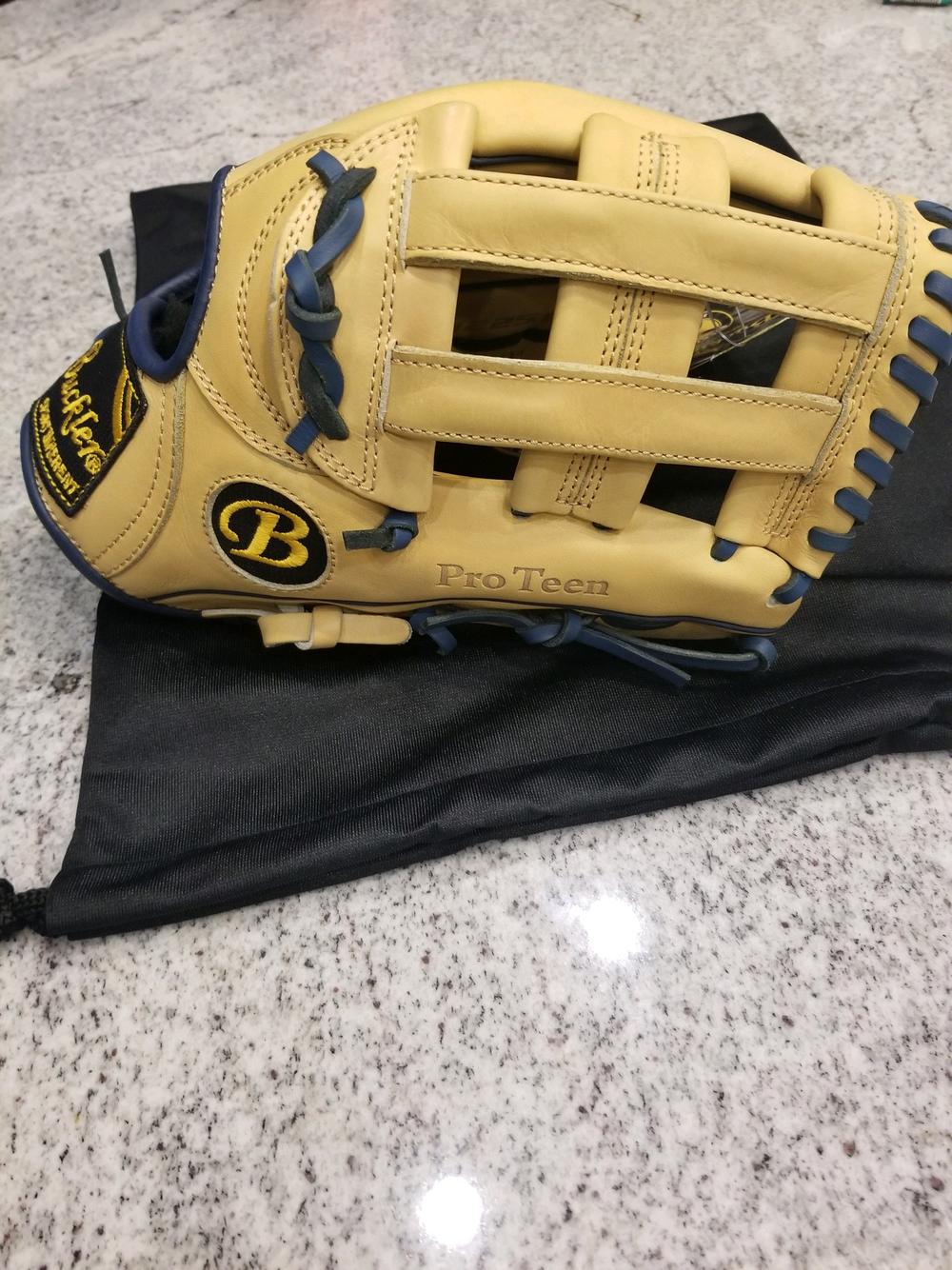 Yellow New High School/College Right Handed Buckler Outfield Pro Teen
