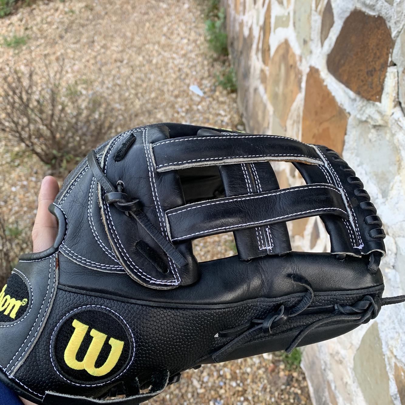 Black Used Outfield A2000 1799 12.75" Baseball Glove SidelineSwap