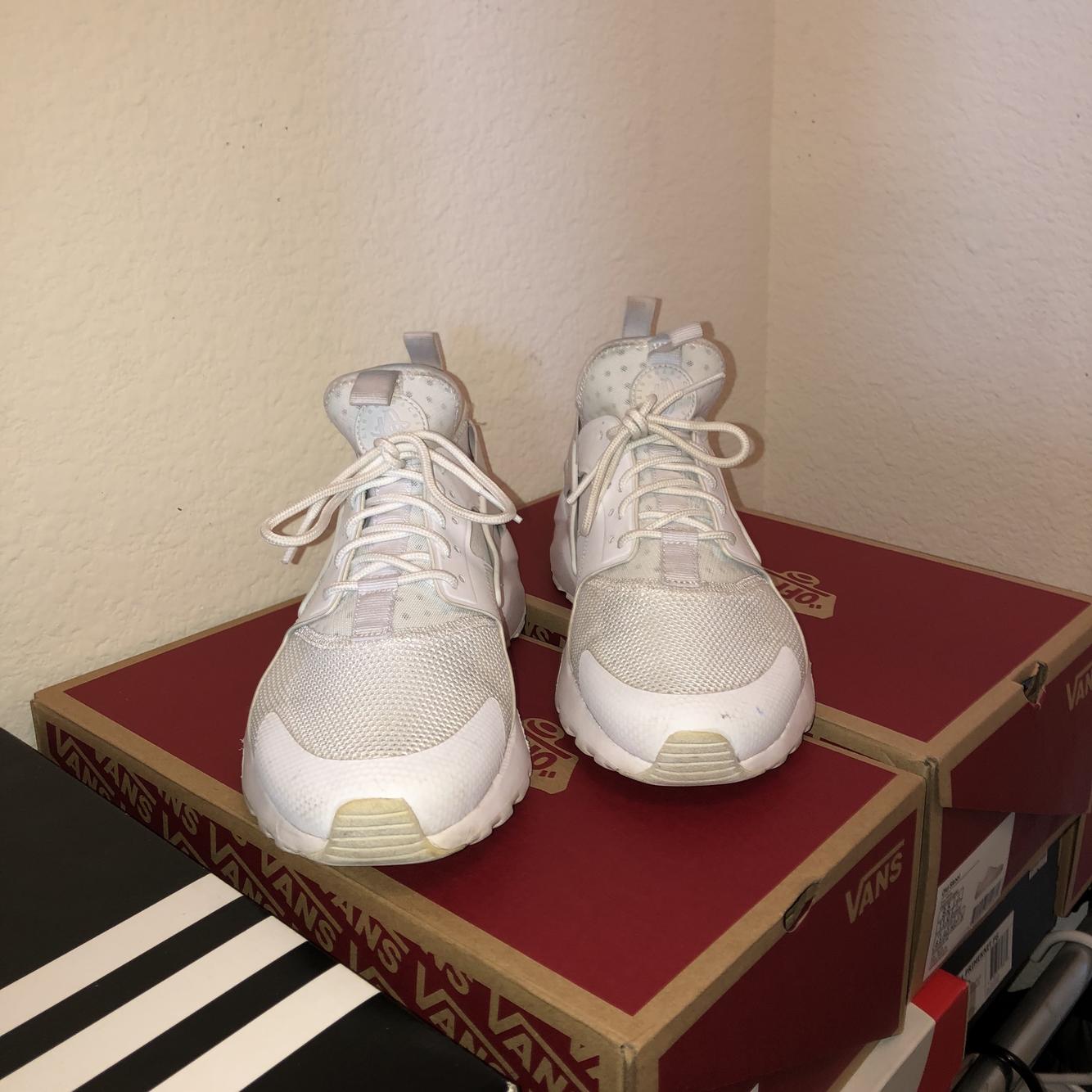 white huaraches size 7