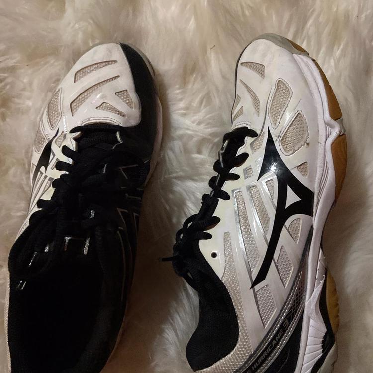 white mizuno volleyball shoes
