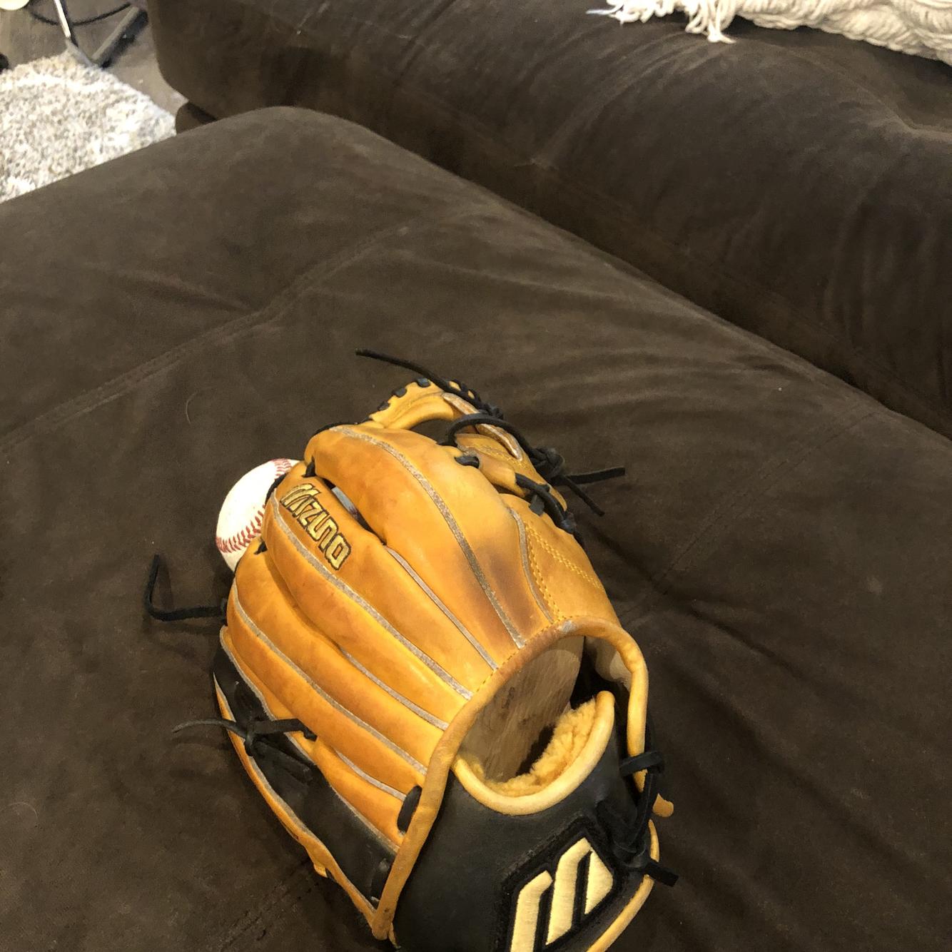 where are mizuno gloves made