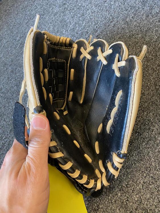 easy close baseball glove