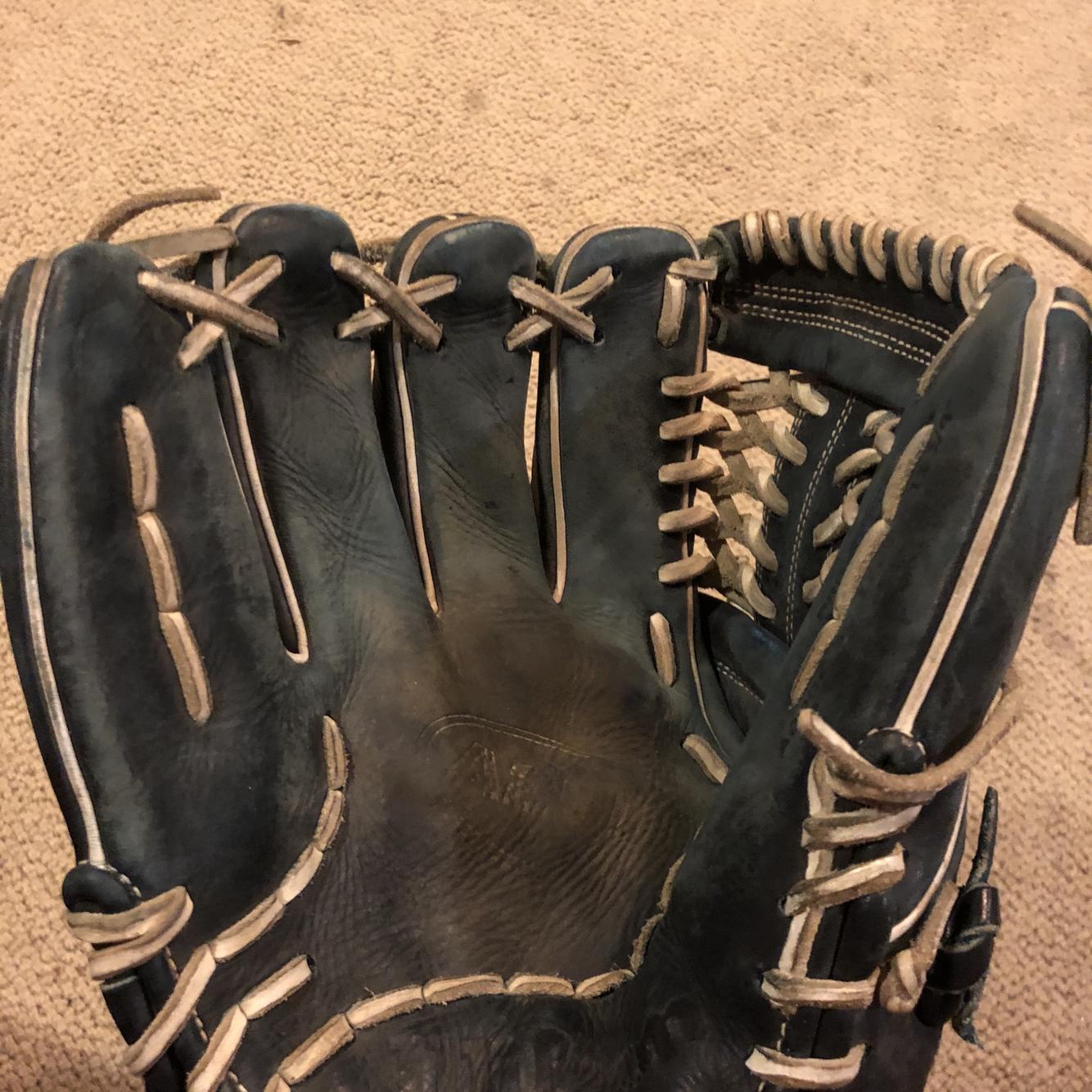 Lefty Outfield A2000 11.25" Baseball Glove SidelineSwap