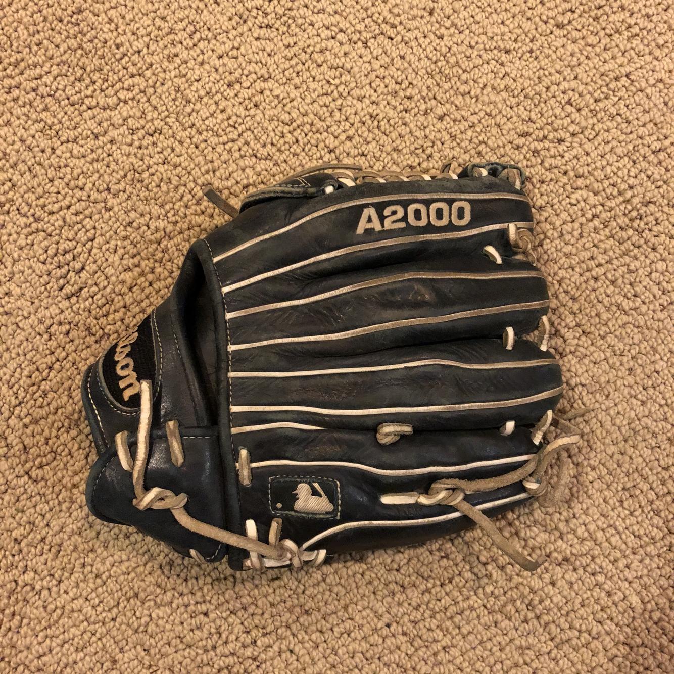 Lefty Outfield A2000 11.25" Baseball Glove SidelineSwap
