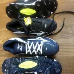 Size 6.5//Black or Size 9.5//Navy Mizuno 9-Spike Swift 4 Fastpitch Shoes