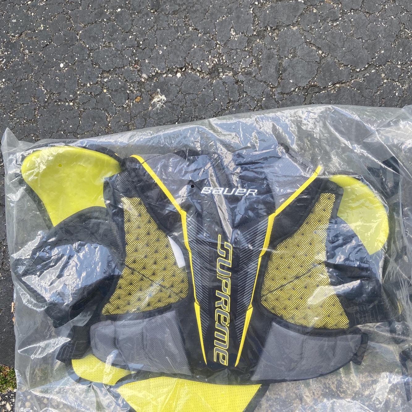 New Medium Bauer Supreme 1S Shoulder Pads SidelineSwap