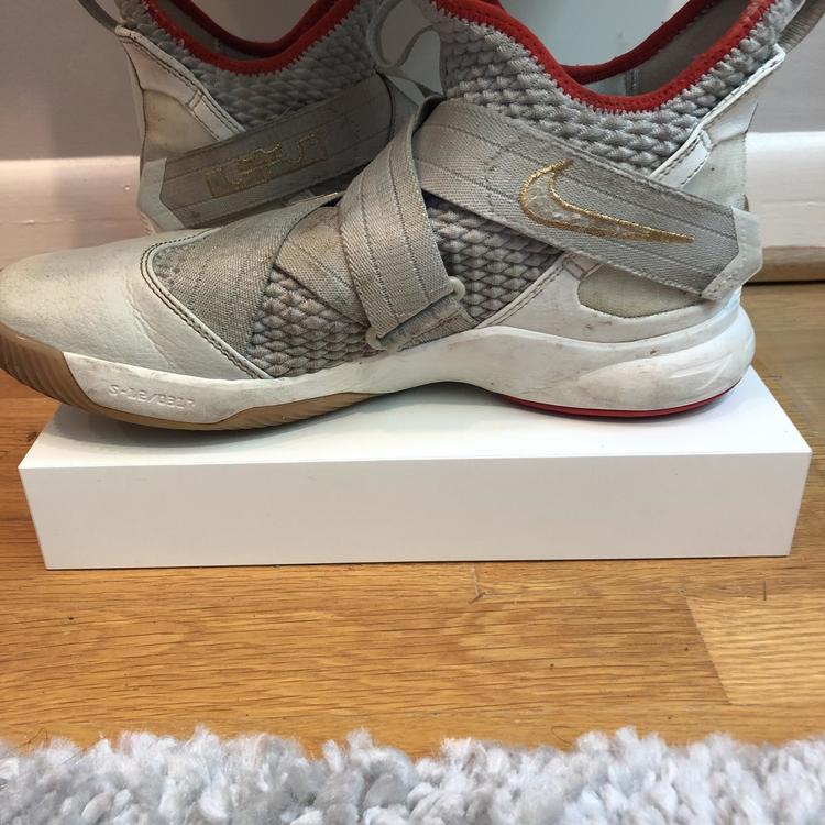 nike lebron zoom soldier 12
