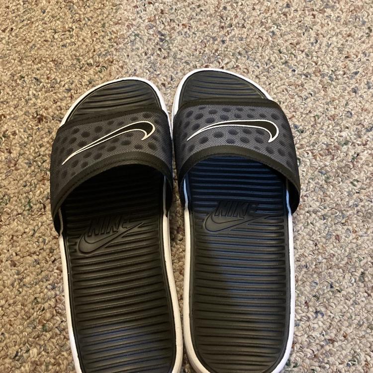 nike sandals adults