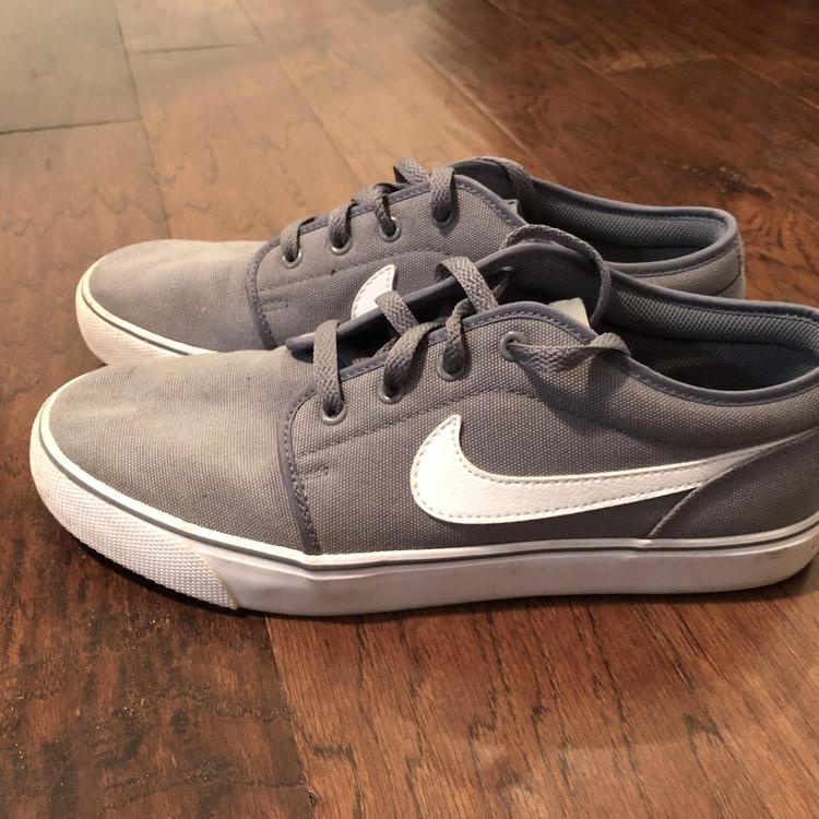 nike toki low cool grey