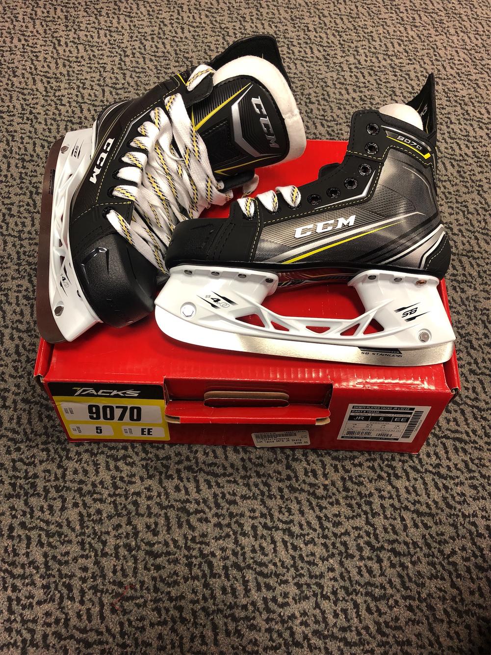 Junior CCM Tacks 9070 Extra Wide Width Size 5 Hockey Skates SidelineSwap