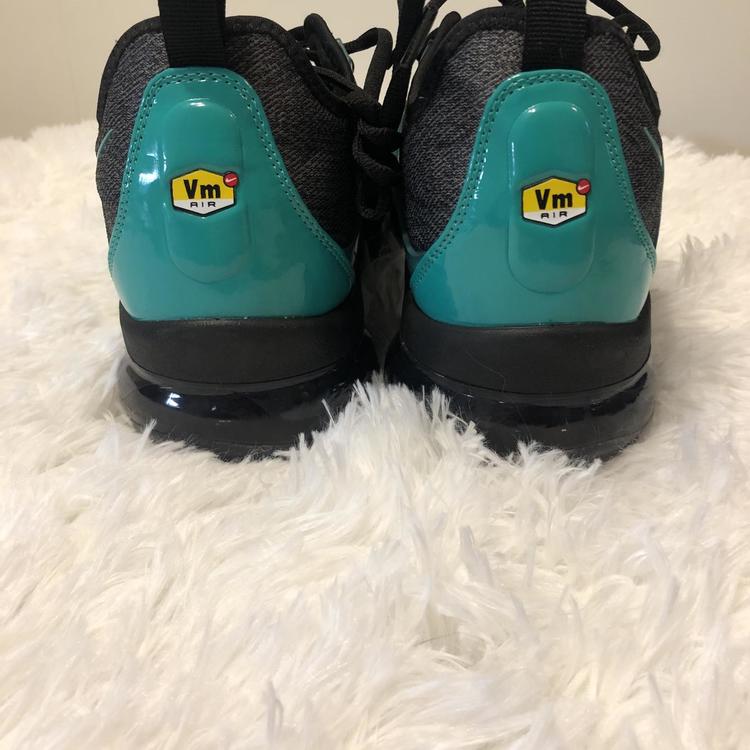 air vapormax plus black clear emerald