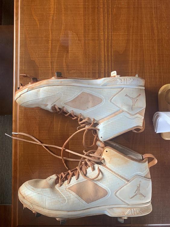 white jordan baseball cleats