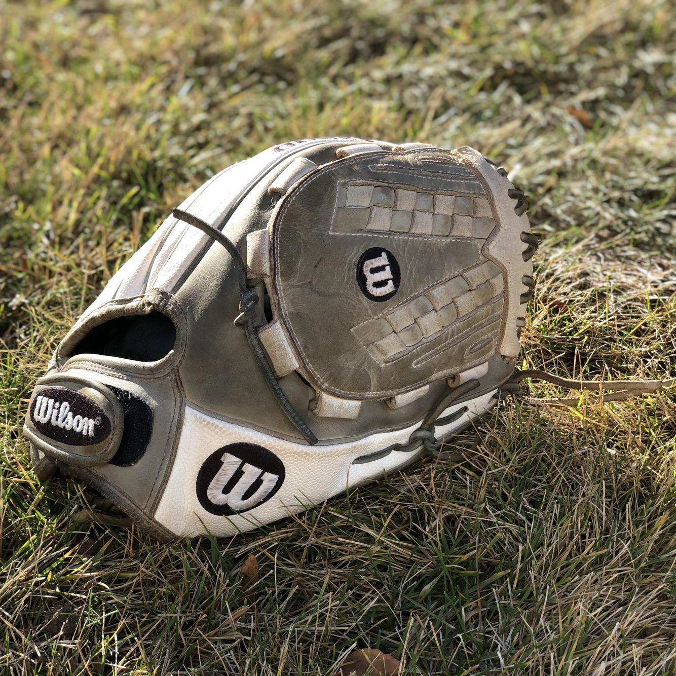Wilson A2000 V125 12.5" RHT Fastpitch Softball Glove SidelineSwap