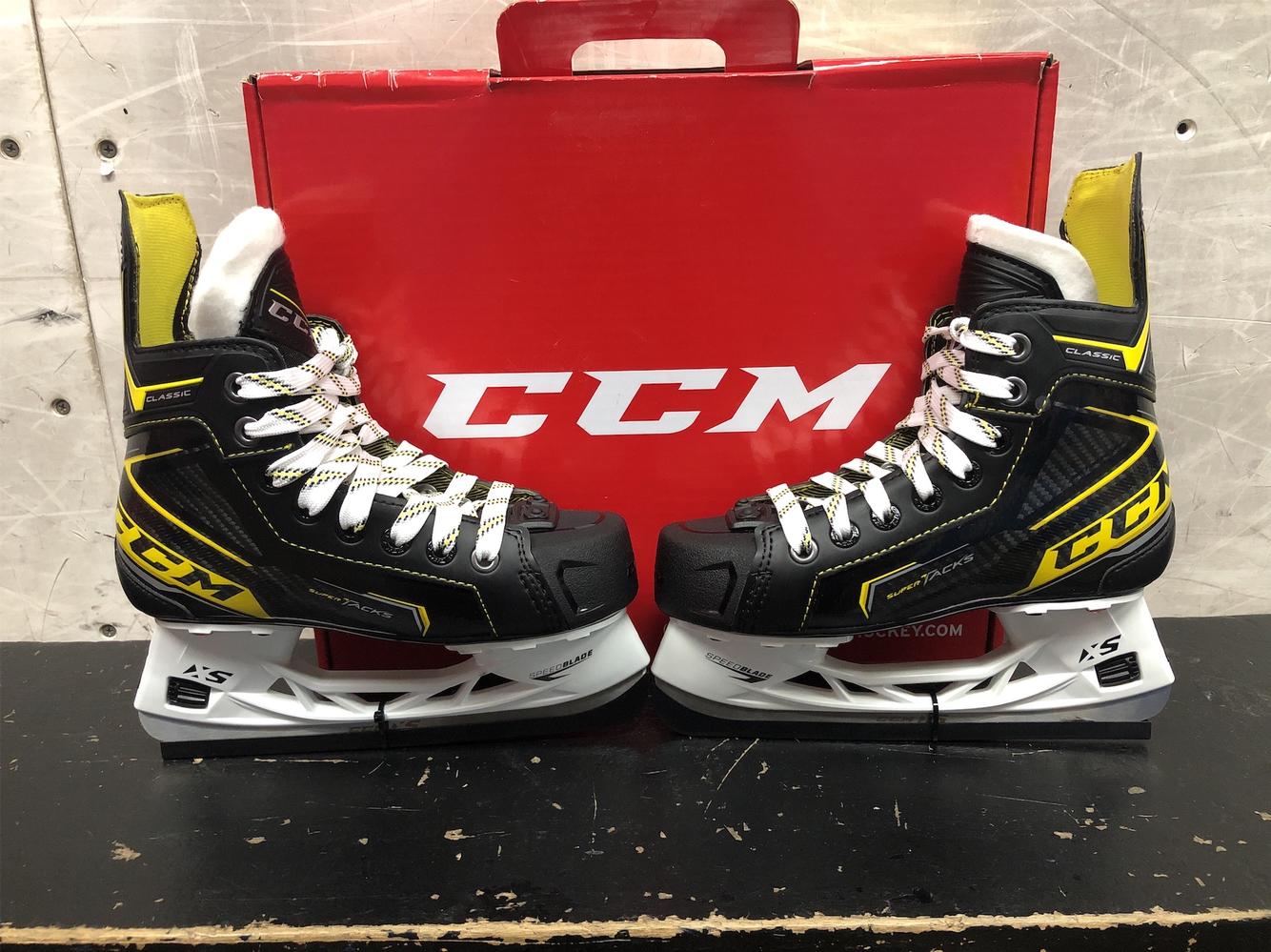Junior CCM Tacks Classic Regular Width Size 2.5 Hockey Skates