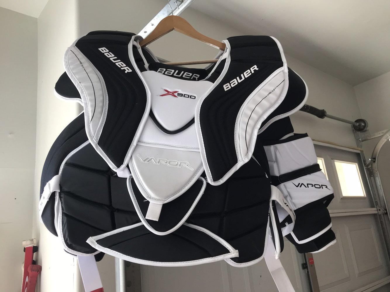Senior Medium Bauer Vapor X900 Goalie Chest Protector SidelineSwap