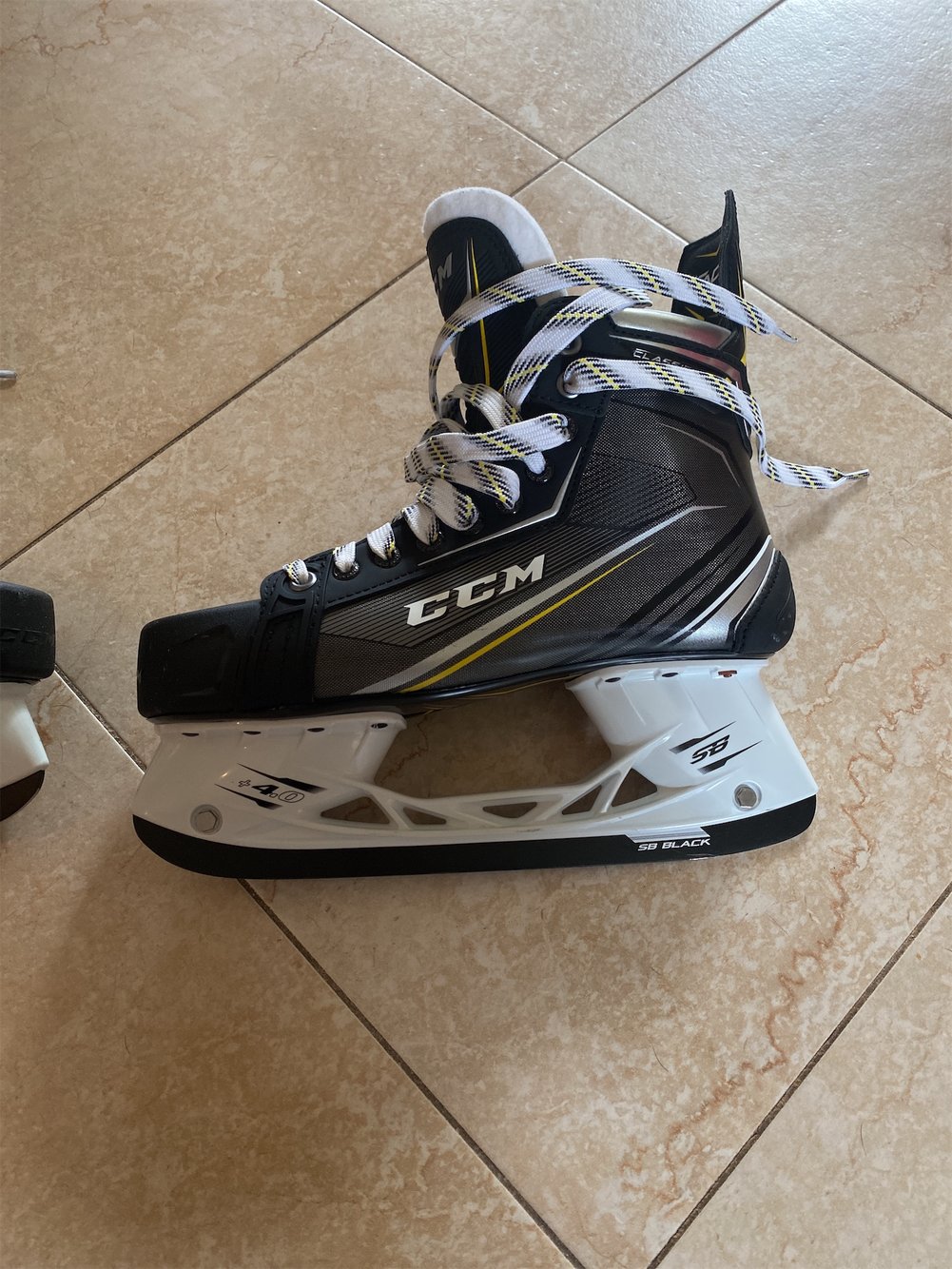 New CCM Tacks Classic Pro Regular Width Size 9 Hockey Skates SidelineSwap