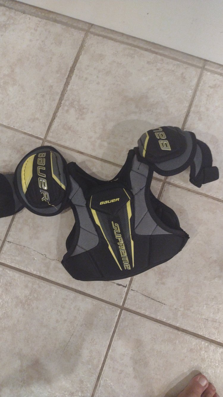 Used Youth Medium Bauer Supreme 1S Shoulder Pads SidelineSwap