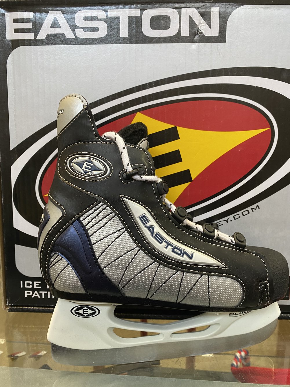 Youth New Easton ZAir Hockey Skates Regular Width Size 13.5 SidelineSwap