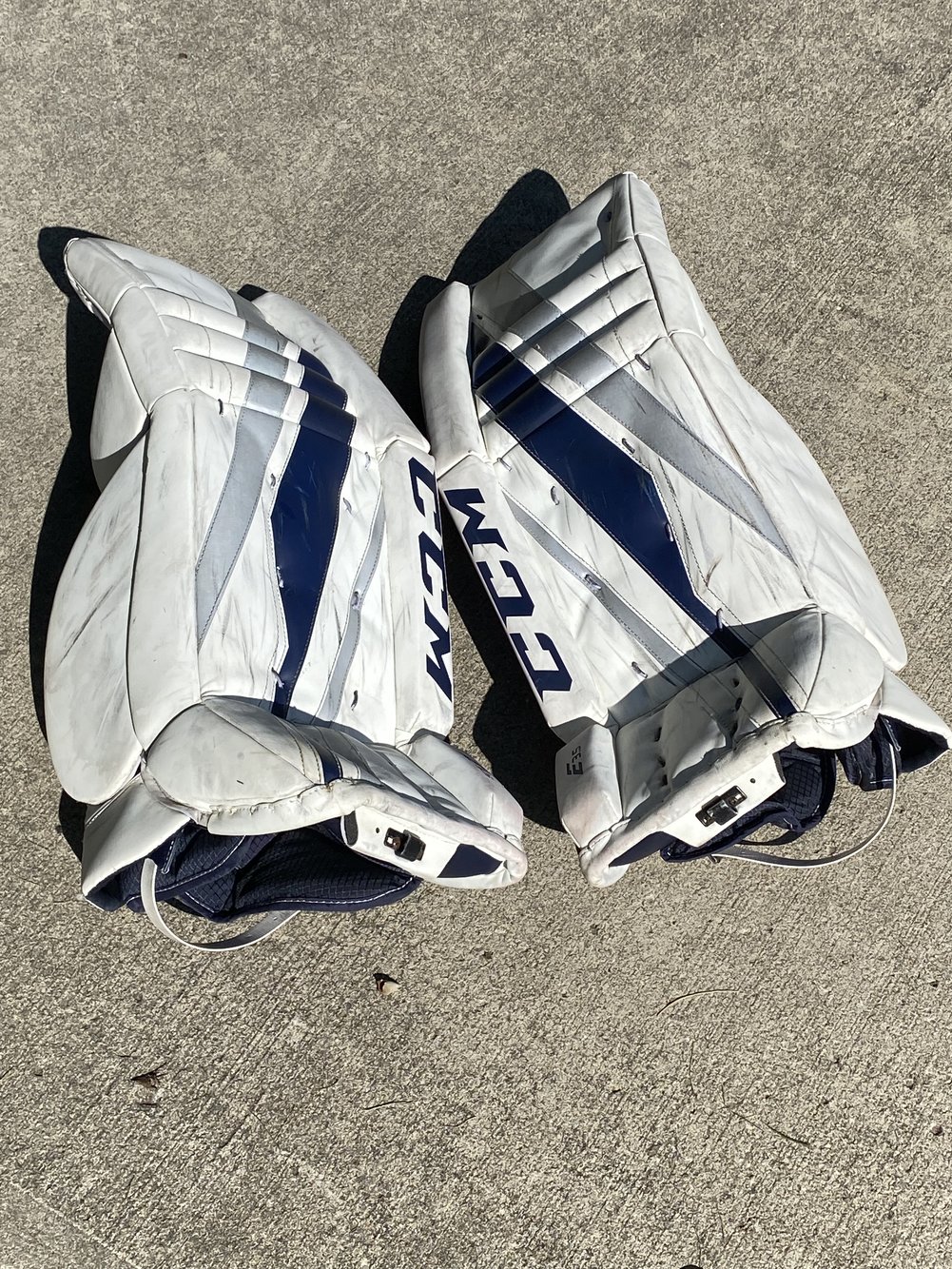 CCM Junior 28+1” Extreme Flex E3.5 Goalie Leg Pads SidelineSwap