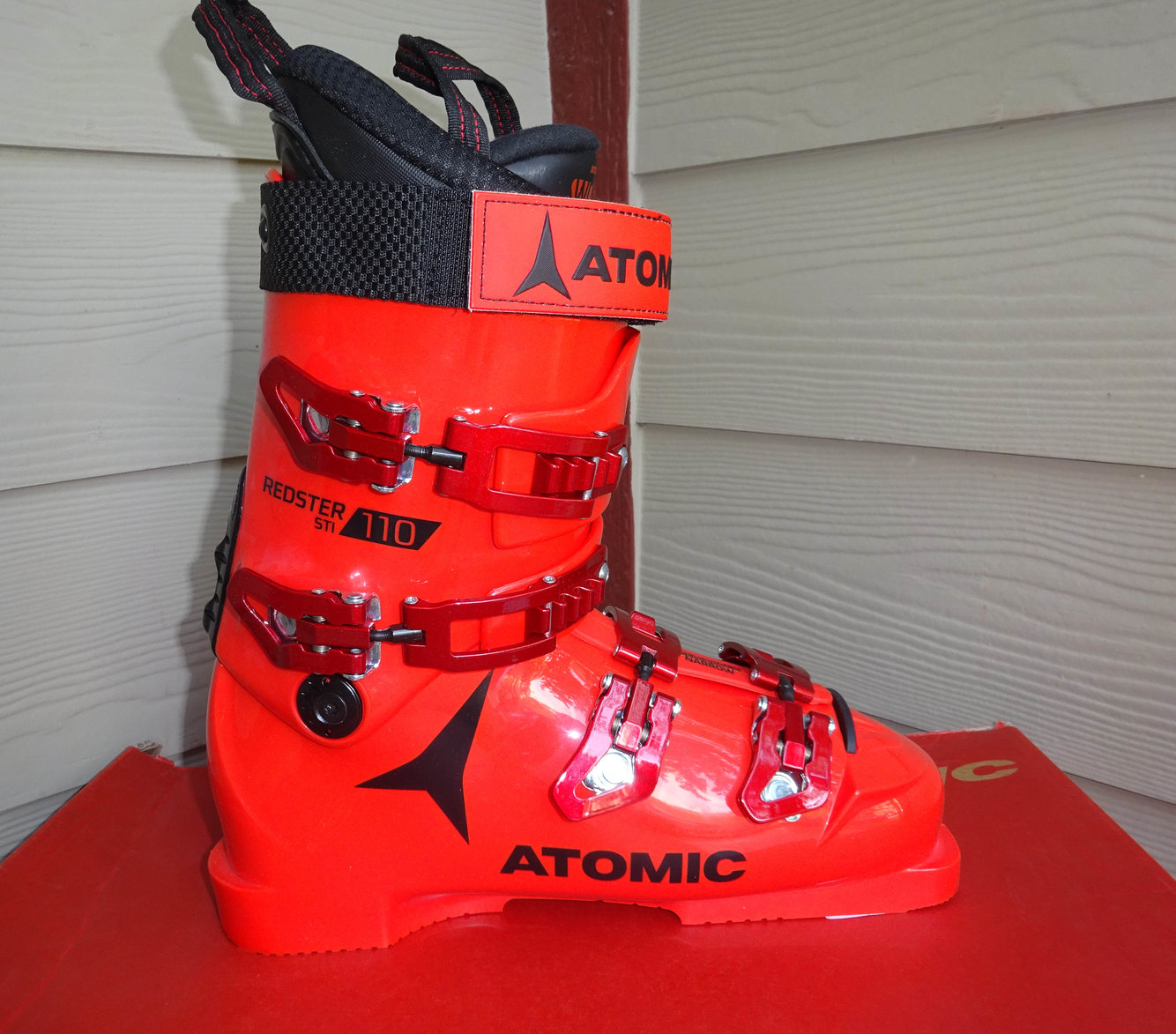 2022 Atomic Redster STI 110 Ski Boots NEW! Size 27.5 | SidelineSwap