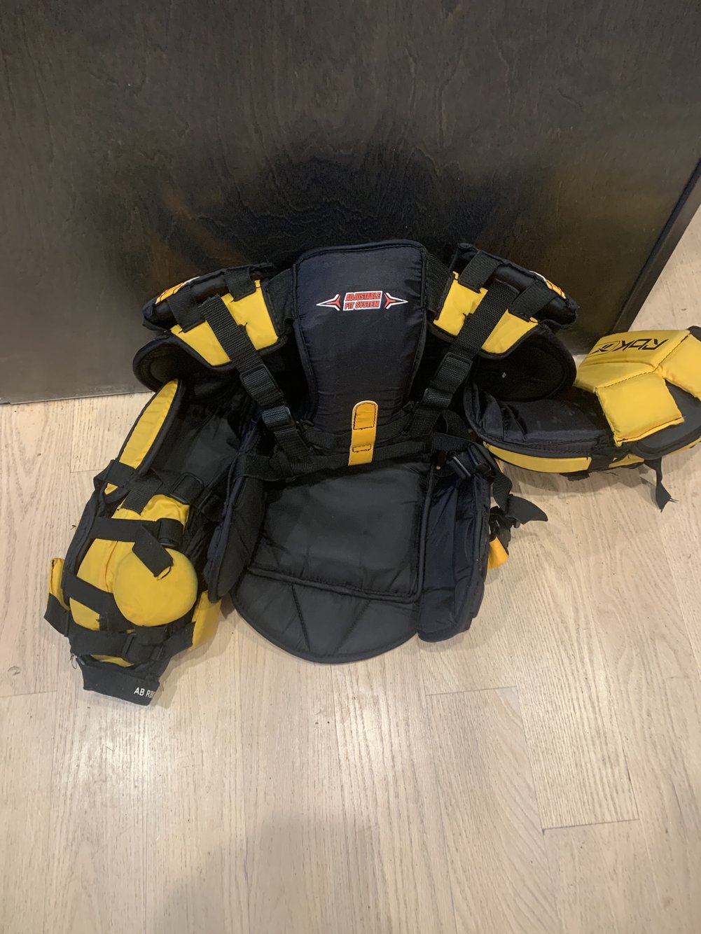 Junior Medium Reebok 5K Goalie Chest Protector SidelineSwap