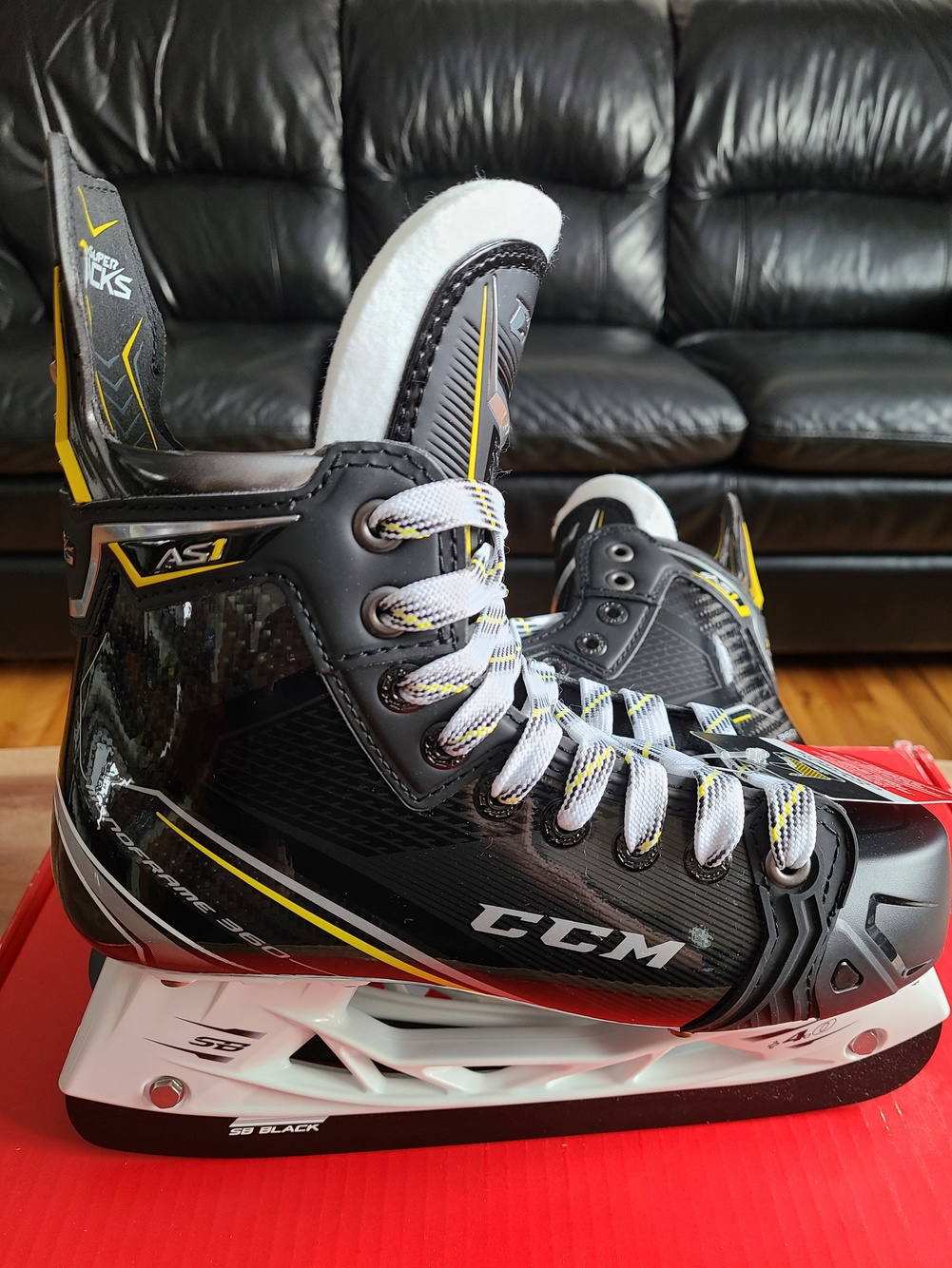 Junior New CCM Super Tacks AS1 Skates Extra Wide Width Size 5