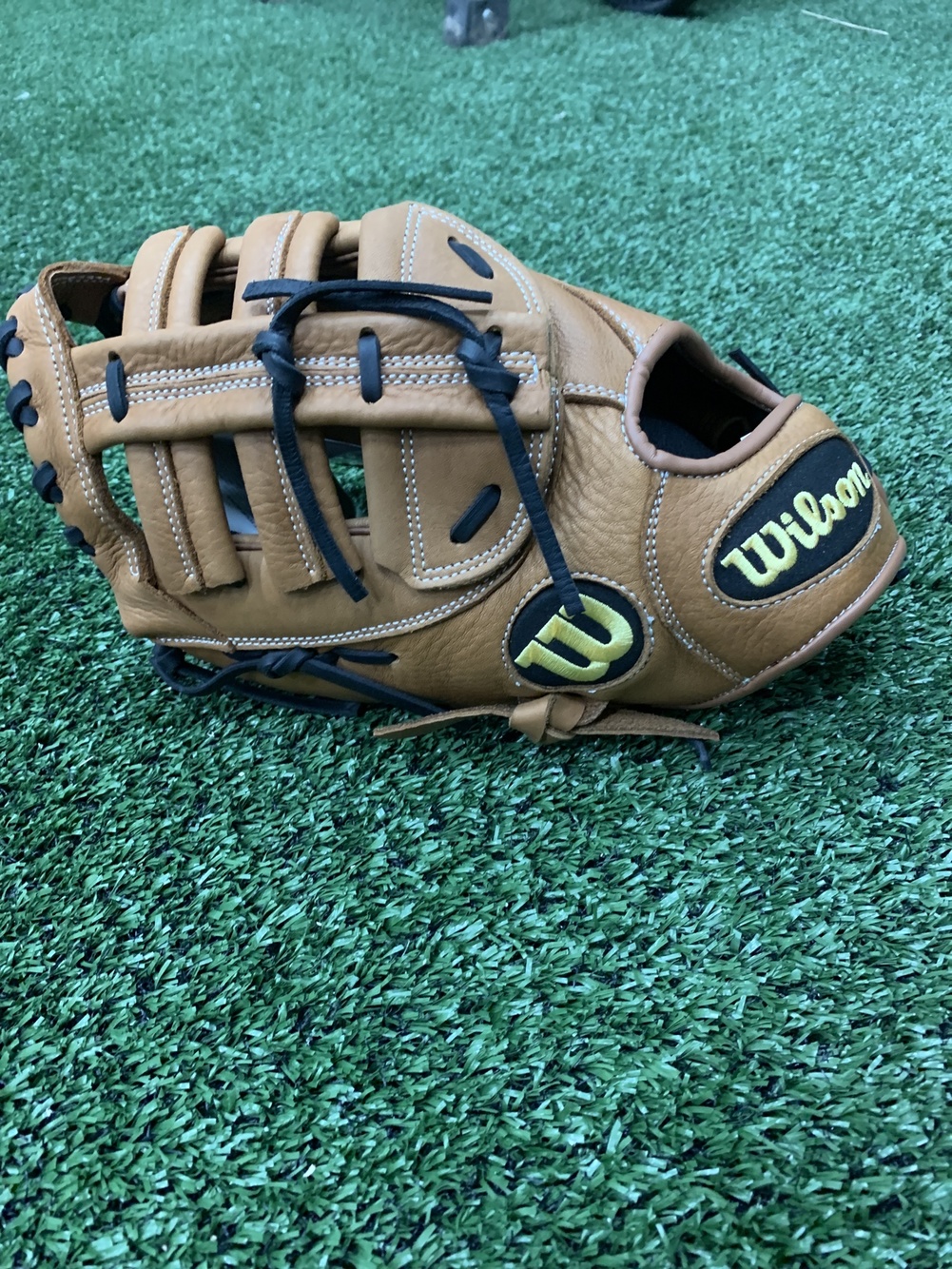 New First Base 12" A900 Baseball Glove left Handed Throw SidelineSwap