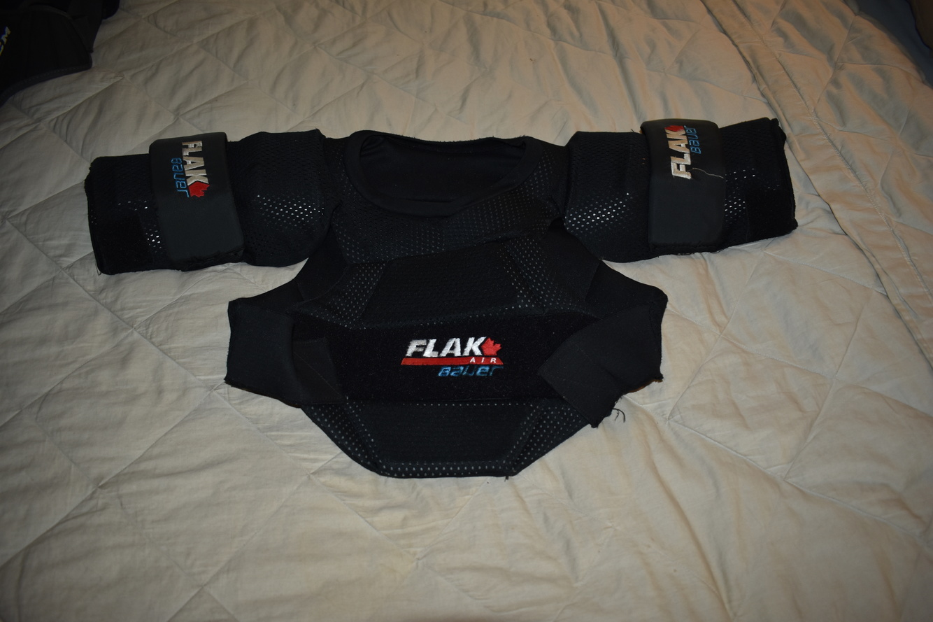 Bauer Flak Air Hockey Shoulder Pads FSP 300, Senior Small SidelineSwap