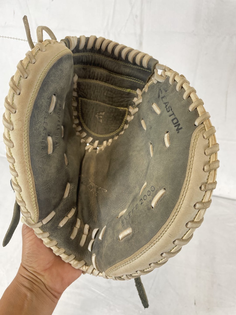 Used Easton Synergy Syefp 33" Fastpitch Softball Catchers Mitt Glove