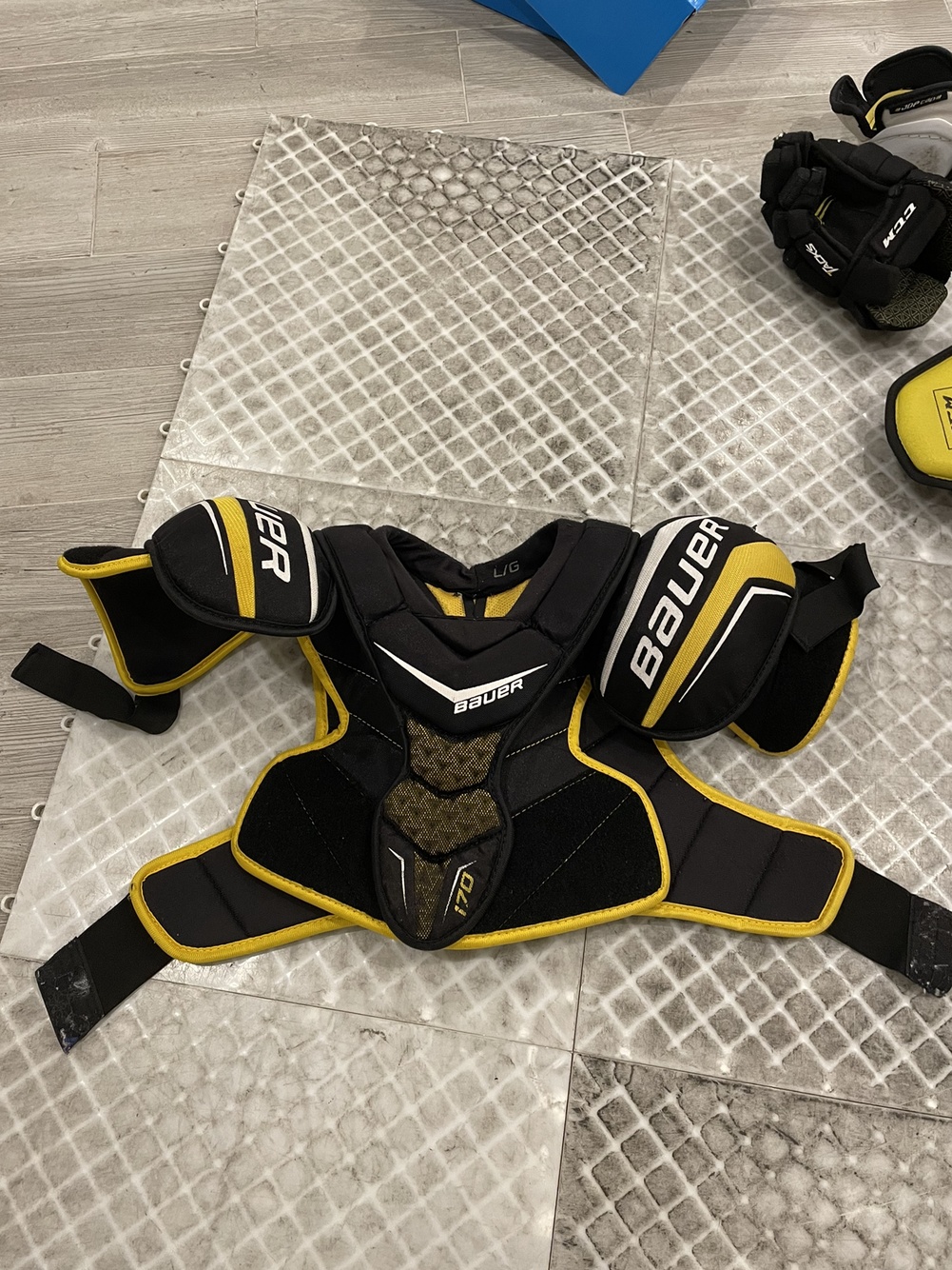 Junior Large Bauer Supreme 170 Shoulder Pads SidelineSwap