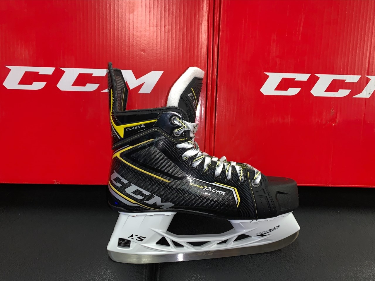 Junior New CCM Tacks Classic Pro Hockey Skates Regular Width Size 1.0